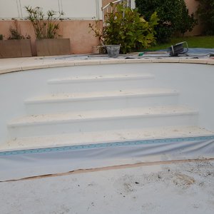 Rénovation et création d'escalier, dans une piscine en polyester 2