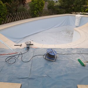 Rénovation et création d'escalier, dans une piscine en polyester