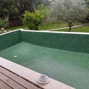 Rénovation de piscine débordement, avec revêtement en petit mosaïque 12
