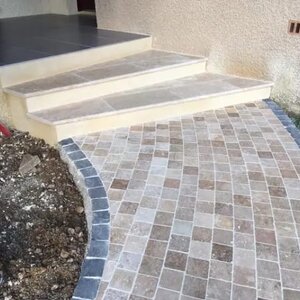 Création d'une allée d'axes maison avec dalle en béton armé et revêtement en pavé 3