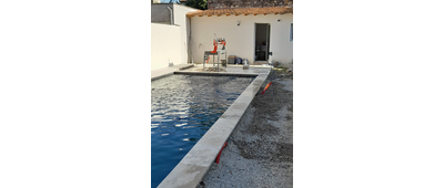 Pose des margelles en couronne piscine + pose des dallage en pierre 40x60x3cm