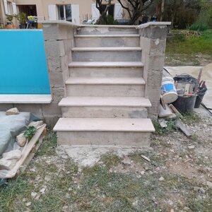 Rénovation terrase, coulage d'une chape traditionnelle plus pose de dallage en pierre format 40x60x3 cm + Plus application d'un enduit monocouche imperméable 6