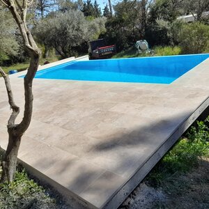 Rénovation terrase, coulage d'une chape traditionnelle plus pose de dallage en pierre format 40x60x3 cm + Plus application d'un enduit monocouche imperméable 8